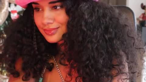 Snapshot of soytropicalfruit chatting on December 2024 09:47:02 PM You want to talk to me more personal follow me in My Channel VIP 50 the discount online show from December 2024 09:47:02 PM