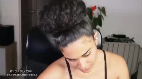 Snapshot of soytropicalfruit chatting on September 2025 11:48:01 PM You want to talk to me more personal follow me in My Channel VIP 50 the discount online show from September 2025 11:48:01 PM