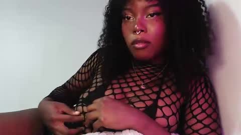 Snapshot of sparklingsoleil chatting on November 2025 02:28:01 PM Soleil online show from November 2025 02:28:01 PM