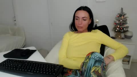 Snapshot of spicemint chatting on December 2024 08:58:02 PM Carla online show from December 2024 08:58:02 PM