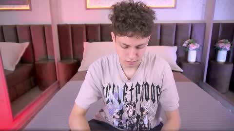 Esrefan online show from February 2026 07:39:02 PM