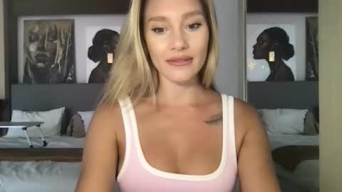 Snapshot of stella_loveu chatting on November 2025 02:13:02 AM Stella online show from November 2025 02:13:02 AM