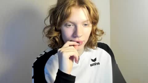 Snapshot of stellaswen chatting on November 2025 09:09:01 AM S T E L L A online show from November 2025 09:09:01 AM