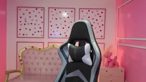 Stephania online show from September 2025 12:43:02 PM