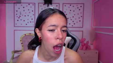 Snapshot of stephania_t chatting on December 2025 12:35:02 PM Stephania online show from December 2025 12:35:02 PM