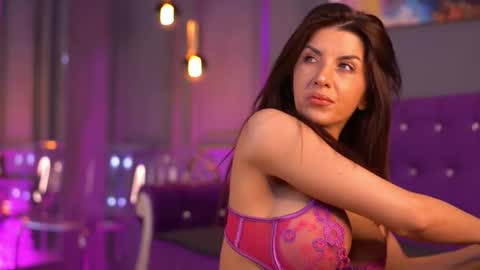 Snapshot of stephierouse chatting on November 2025 08:03:01 AM Steph online show from November 2025 08:03:01 AM