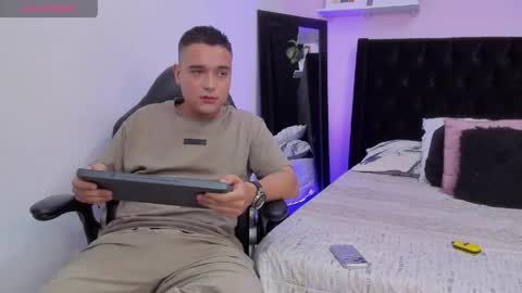 Snapshot of stiiven_lopez chatting on April 2026 03:19:02 PM Stiven online show from April 2026 03:19:02 PM