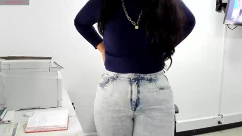 studcb_ online show from November 2025 05:23:01 PM