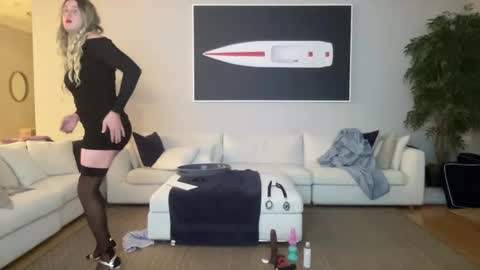 Snapshot of submiss14 chatting on November 2025 04:57:01 AM Sissy Isabella online show from November 2025 04:57:01 AM