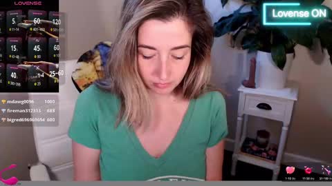 Snapshot of suggestivebehavior chatting on October 2025 12:59:02 PM Mia online show from October 2025 12:59:02 PM