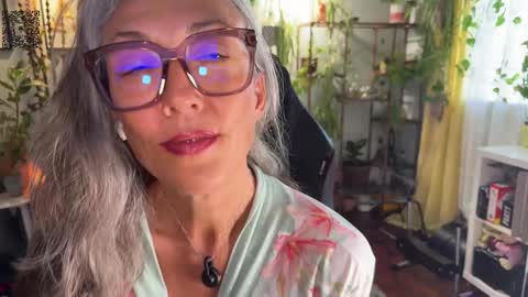 Snapshot of sunnie_dayz chatting on September 2025 05:34:01 PM Hi Im Sunnie - Next show Friday August 1 online show from September 2025 05:34:01 PM