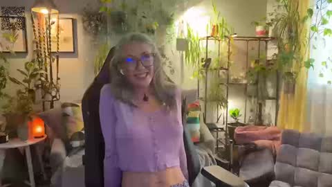 Snapshot of sunnie_dayz chatting on September 2025 04:10:02 PM Hi Im Sunnie - Next show Friday August 1 online show from September 2025 04:10:02 PM