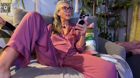 Snapshot of sunnie_dayz chatting on September 2025 04:16:01 AM Hi Im Sunnie - Next show Friday August 1 online show from September 2025 04:16:01 AM