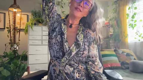Snapshot of sunnie_dayz chatting on November 2025 05:01:02 PM Hi Im Sunnie - Next show Friday August 1 online show from November 2025 05:01:02 PM