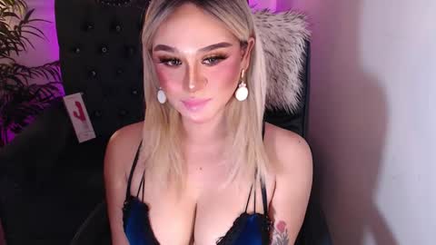 Snapshot of superh0tangelxx chatting on December 2024 12:38:01 AM CARMINA online show from December 2024 12:38:01 AM