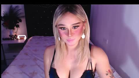 Snapshot of superh0tangelxx chatting on February 2025 01:40:01 AM CARMINA online show from February 2025 01:40:01 AM