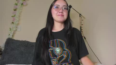 Snapshot of suzumi_ chatting on May 2026 02:35:01 PM Jadde online show from May 2026 02:35:01 PM