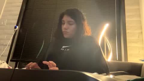 Suzy online show from November 2025 04:22:02 AM