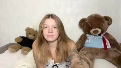 Mia and Robert online show from October 2025 06:22:02 AM