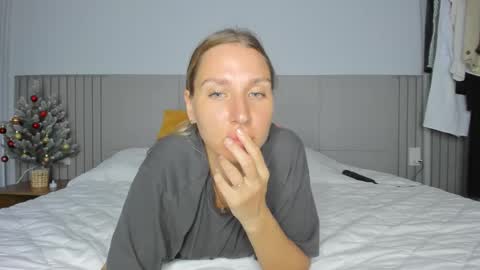 Snapshot of sweet_miss381 chatting on December 2025 10:02:02 AM Sofi online show from December 2025 10:02:02 AM