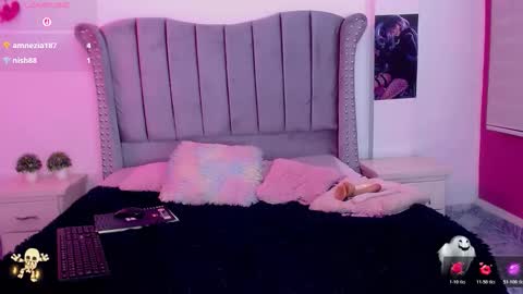 sweet_naomy01 online show from October 2025 05:08:01 AM