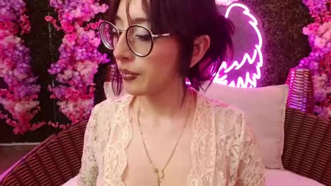 Roxanee online show from March 2026 10:49:01 PM