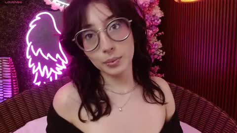 Roxanee online show from April 2026 09:01:02 PM