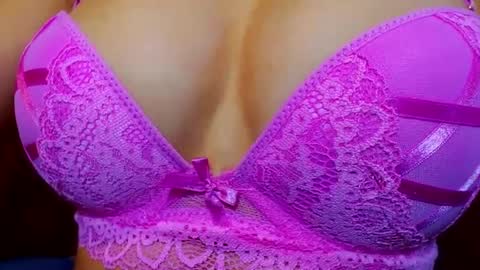 Snapshot of sweetahkiss chatting on February 2025 01:42:01 AM SweetKiss online show from February 2025 01:42:01 AM