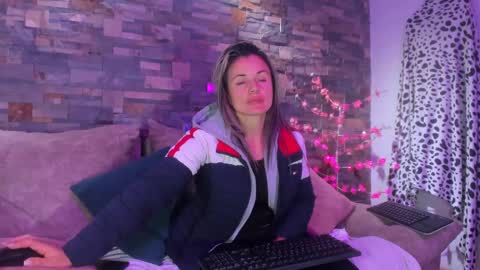 Snapshot of sweetfantasyy69 chatting on January 2025 01:37:02 AM sweef online show from January 2025 01:37:02 AM