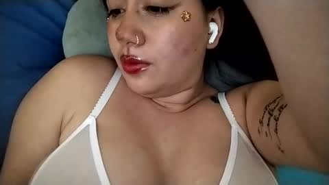 Snapshot of sweetie__annie chatting on October 2025 06:04:02 AM Ana Mara i cant Make noise My family is here online show from October 2025 06:04:02 AM