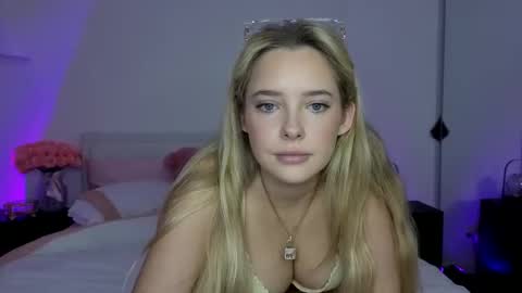 Snapshot of sweetlikedolly chatting on June 2026 06:04:01 AM Dolly online show from June 2026 06:04:01 AM