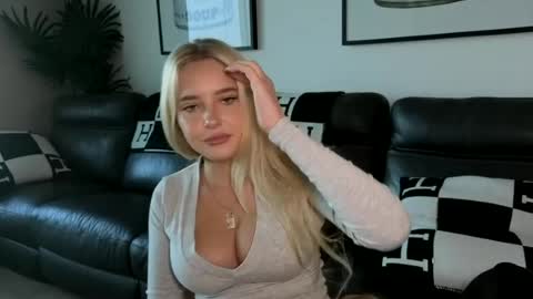 Snapshot of sweetlikedolly chatting on June 2026 06:33:01 AM Dolly online show from June 2026 06:33:01 AM