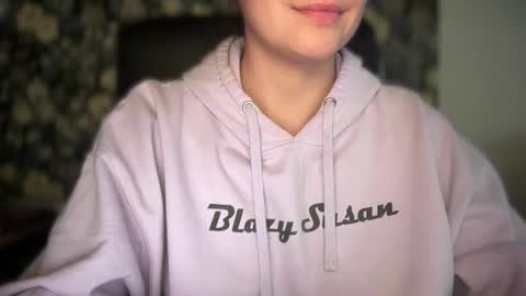 Snapshot of sweetssmashed chatting on November 2025 10:18:02 PM sweetssmashed online show from November 2025 10:18:02 PM