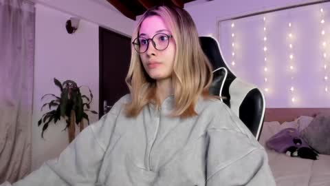 Cat independent model  online show from December 2024 08:56:01 AM