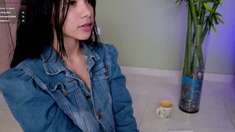 Snapshot of sweett_petite chatting on January 2025 10:51:02 PM online show from January 2025 10:51:02 PM