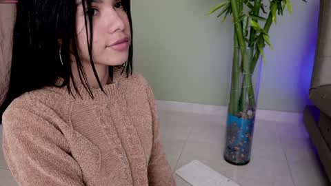 Snapshot of sweett_petite chatting on February 2025 08:05:02 PM online show from February 2025 08:05:02 PM