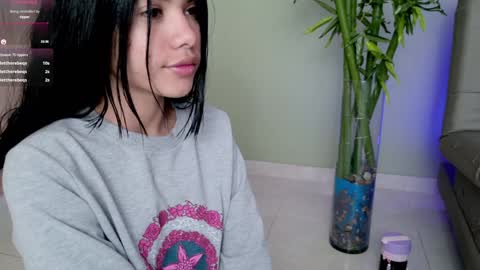 Snapshot of sweett_petite chatting on February 2025 07:52:02 PM online show from February 2025 07:52:02 PM