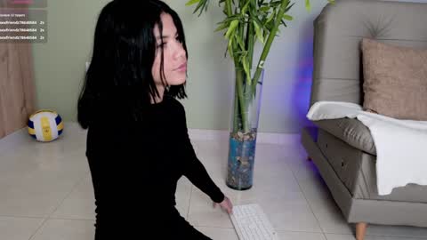 Snapshot of sweett_petite chatting on February 2025 08:10:01 PM online show from February 2025 08:10:01 PM