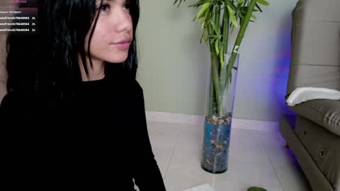 Snapshot of sweett_petite chatting on February 2025 11:13:02 PM online show from February 2025 11:13:02 PM