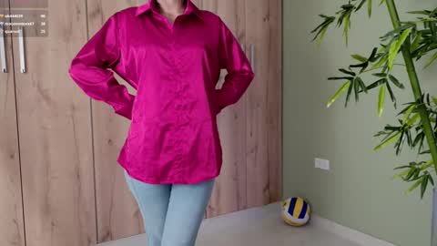 Snapshot of sweett_petite chatting on February 2025 07:42:02 PM online show from February 2025 07:42:02 PM