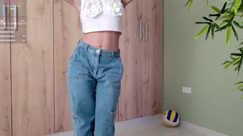 Snapshot of sweett_petite chatting on February 2025 11:08:02 PM online show from February 2025 11:08:02 PM