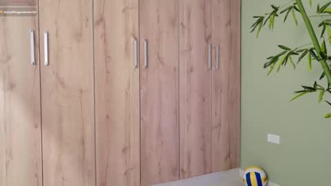 Snapshot of sweett_petite chatting on February 2025 07:25:02 PM online show from February 2025 07:25:02 PM