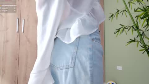 Snapshot of sweett_petite chatting on February 2025 10:29:02 PM online show from February 2025 10:29:02 PM