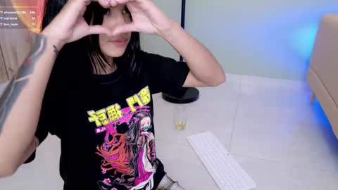 Snapshot of sweett_petite chatting on March 2025 11:05:02 PM online show from March 2025 11:05:02 PM