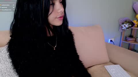 Snapshot of sweett_petite chatting on March 2025 07:58:02 PM online show from March 2025 07:58:02 PM