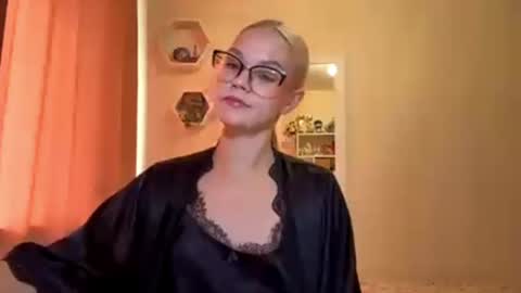 Mia online show from June 2026 09:10:01 AM