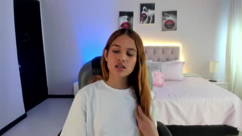 Snapshot of tamy_edwards chatting on April 2026 12:39:01 PM Tamy online show from April 2026 12:39:01 PM