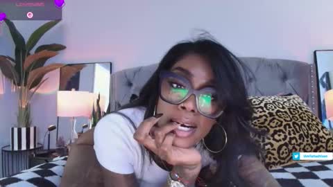 Snapshot of tatted_vixen chatting on April 2026 08:06:01 PM Tatted Queen online show from April 2026 08:06:01 PM