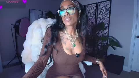 Snapshot of tatted_vixen chatting on May 2026 03:13:01 AM Tatted Queen online show from May 2026 03:13:01 AM