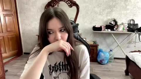 Snapshot of taynagilkey chatting on February 2026 09:17:01 AM April online show from February 2026 09:17:01 AM